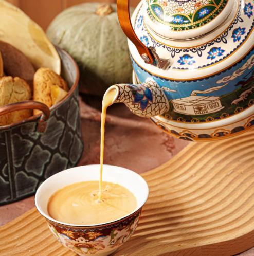 蒙古族传统奶茶制作过程，手工熬制咸奶茶